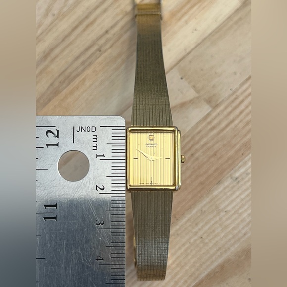 Seiko Ladies Watch Vintage Gold Tone Bracelet Gold and Rectangular Striped Dial - Picture 11 of 11